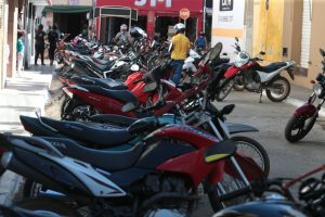 motos estacionadas em rua movimentada