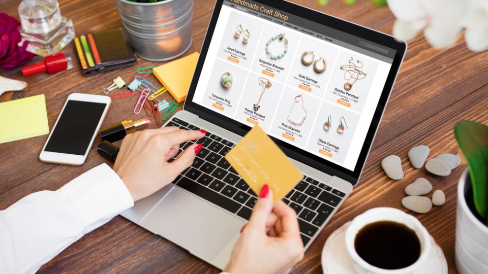 Irmãs organizam leilão fashion com peças Valentino e Jimmy Choo – Veja São Paulo