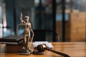 Estátua de justiça feminina na mesa de um juiz ou advogado